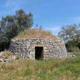 Il materiale con cui sono edificati � la pietra calcarea �a chiancarelle�, tipica del nord Barese e dalla caratteristica forma sottile e allungata. La forma a cupola invece ricorda strutture tipicamente orientali (in foto un pagliaro in via Bitritto)